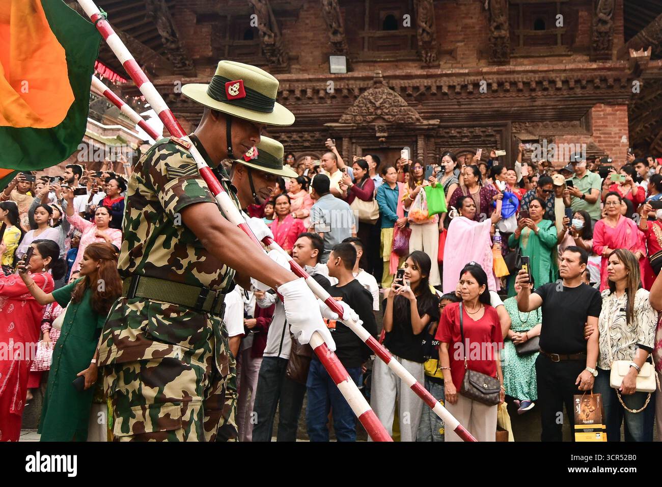 Kathmandu, Nepal. 29. September 2025. Soldaten der nepalesischen Armee begleiten die Fulpati-Prozession zum Dashain Ghar bei Hanuman Dhoka Durbar und spielen zeremonielle Musik entlang der Strecke. Die Veranstaltung ist der siebte Tag von Dashain und trägt zur festlichen und rituellen Atmosphäre der Feier bei. Foto: Safal Prakash Shrestha Credit: Safal Prakash Shrestha/Alamy Live News Stockfoto