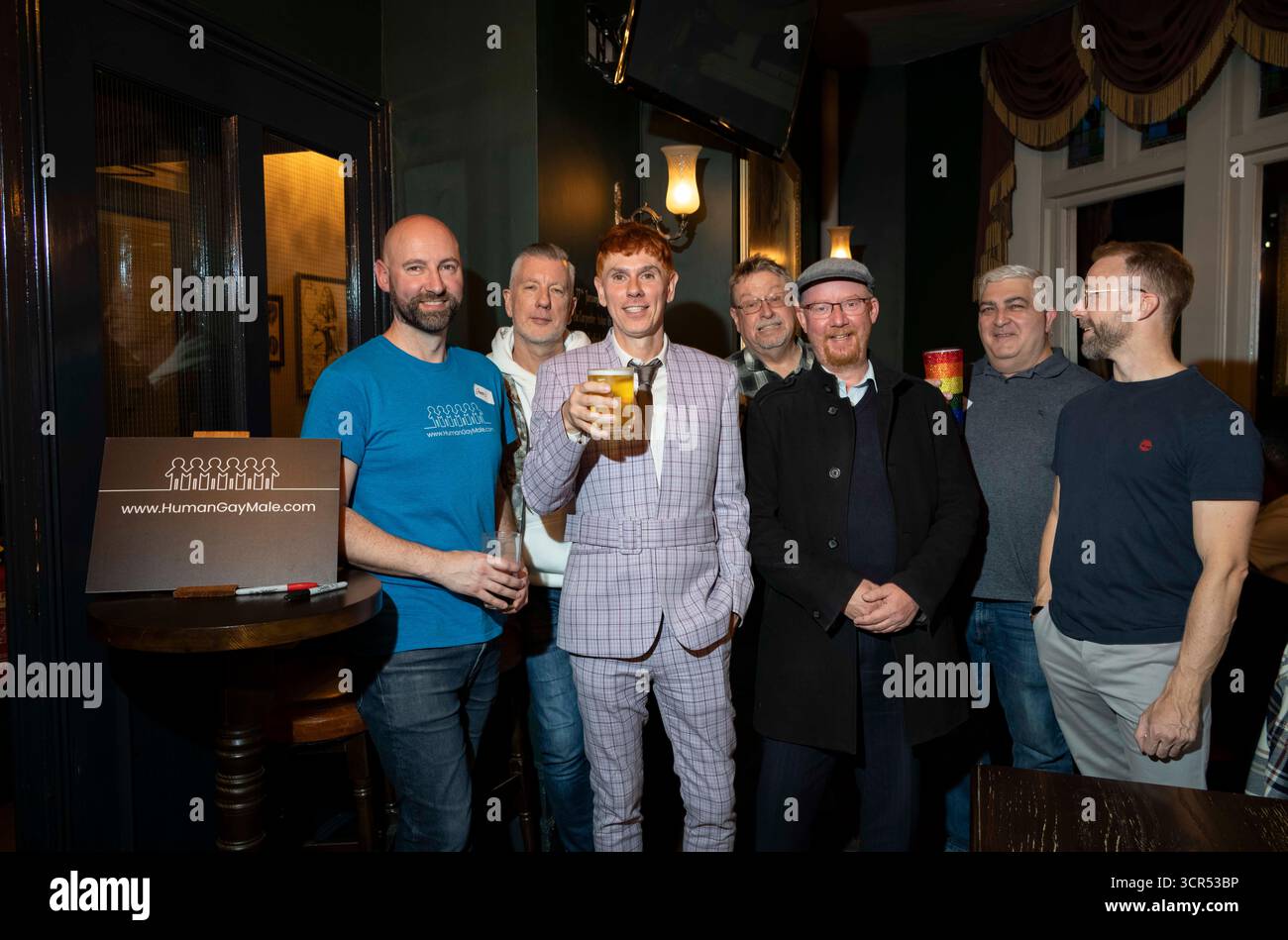 James Roberts (blaues T-Shirt) von der Gruppe Human Gay Male, die wegen ihrer geschlechterkritischen Ansichten in einem Pub in Brighton verboten wurde Stockfoto