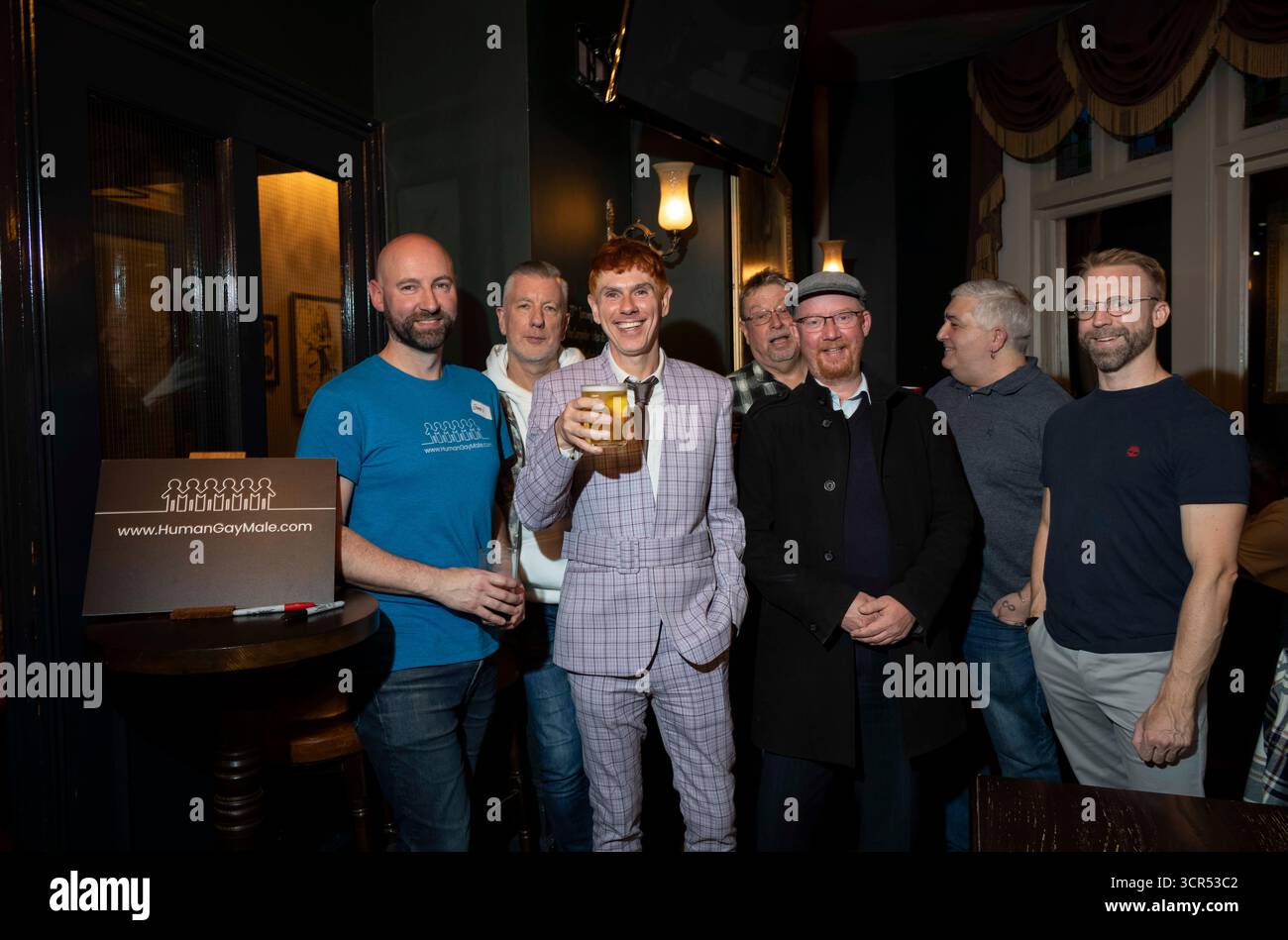 James Roberts (blaues T-Shirt) von der Gruppe Human Gay Male, die wegen ihrer geschlechterkritischen Ansichten in einem Pub in Brighton verboten wurde Stockfoto