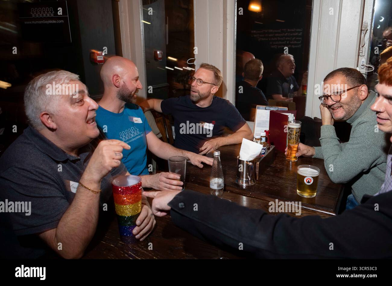 James Roberts (blaues T-Shirt) von der Gruppe Human Gay Male, die wegen ihrer geschlechterkritischen Ansichten in einem Pub in Brighton verboten wurde Stockfoto