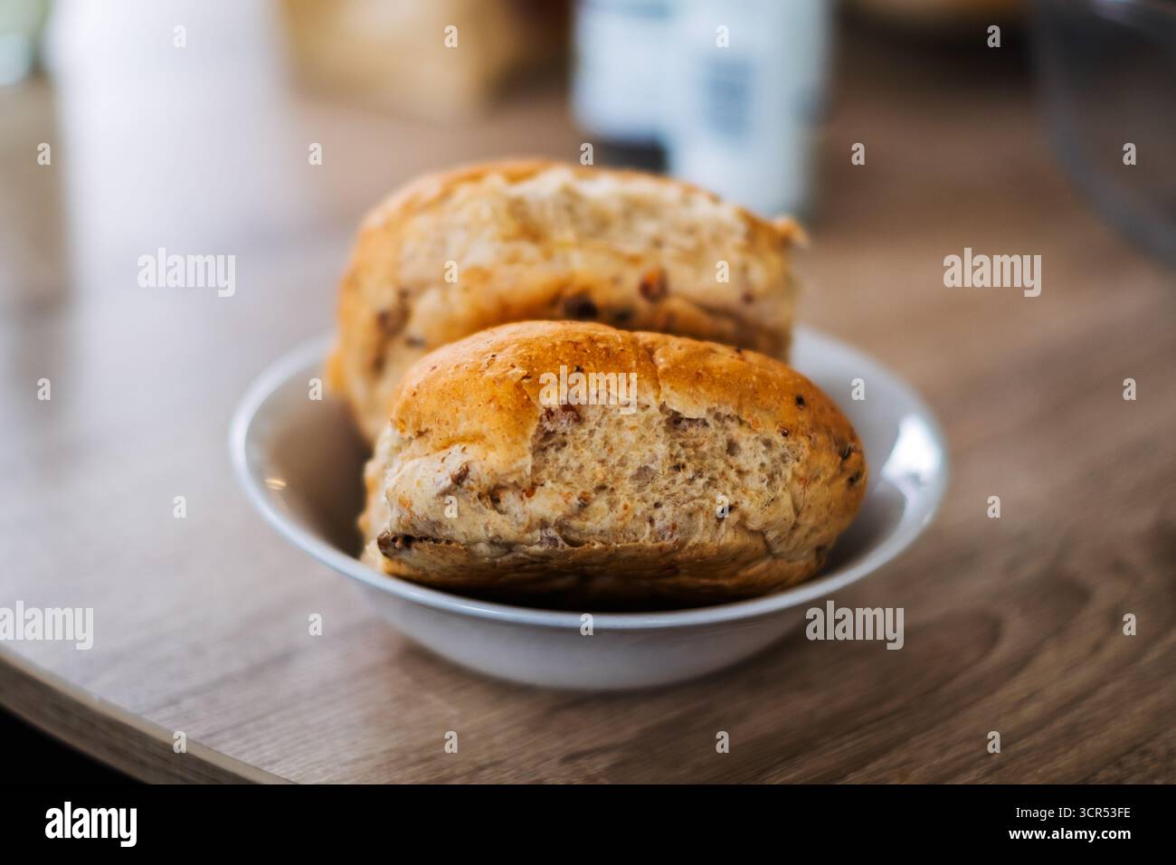 Frisch gebackene Brötchen stehen in einer Schüssel, die zum Genießen bereit ist. Ein einfaches Vergnügen. Stockfoto