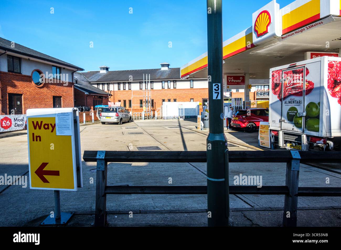 London UK, September 30 2025, Vorplatz einer Shell Füllung oder Tankstelle Ashtead Surrey Stockfoto