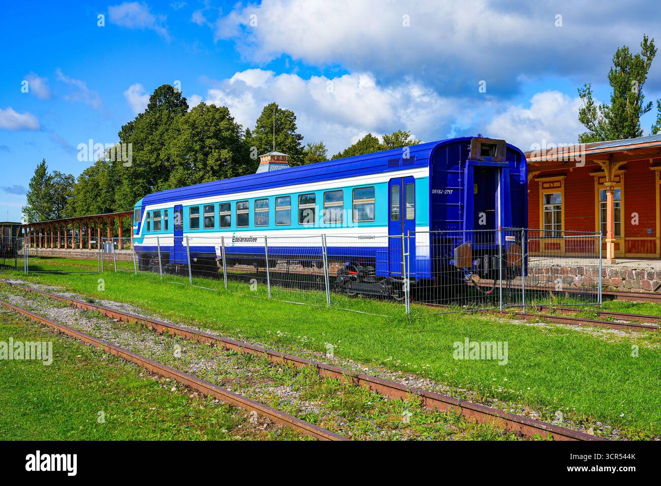 Pkw im Eisenbahnmuseum Haapsalu am Bahnhof der Stadt an der Westküste Estlands entlang der Ostsee Stockfoto