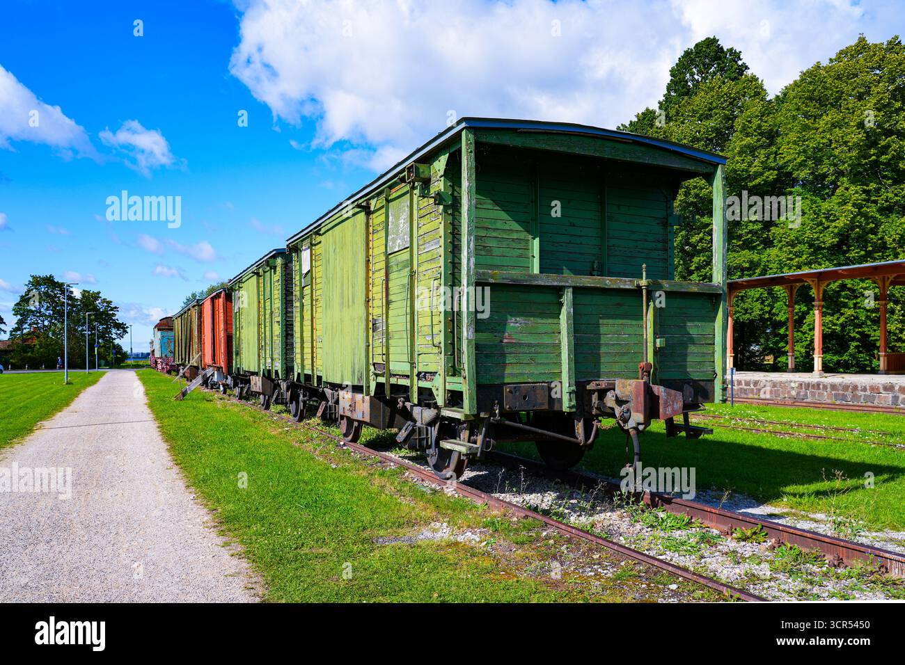 Hölzerner Güterwagen im Eisenbahnmuseum Haapsalu am Bahnhof der Stadt an der Westküste Estlands entlang der Ostsee Stockfoto