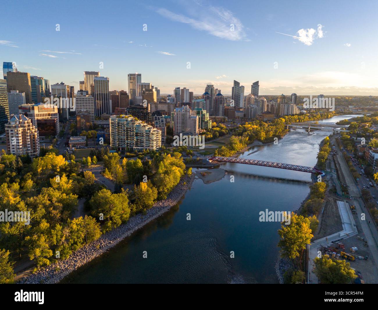 Calgary, Alberta - 27. September 2025: Luftaufnahme der Innenstadt von Calgary entlang des Bow River an einem wunderschönen Herbstabend. Stockfoto