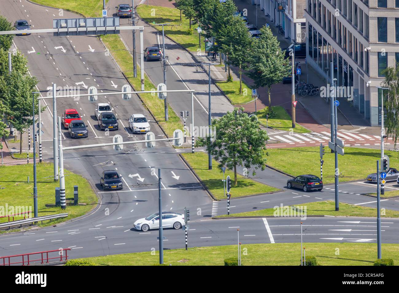 Arnhem, Niederlande - 11. Juni 2024: Luftaufnahme eines Kreisverkehrs in der niederländischen Stadt Arnhem, Niederlande Stockfoto