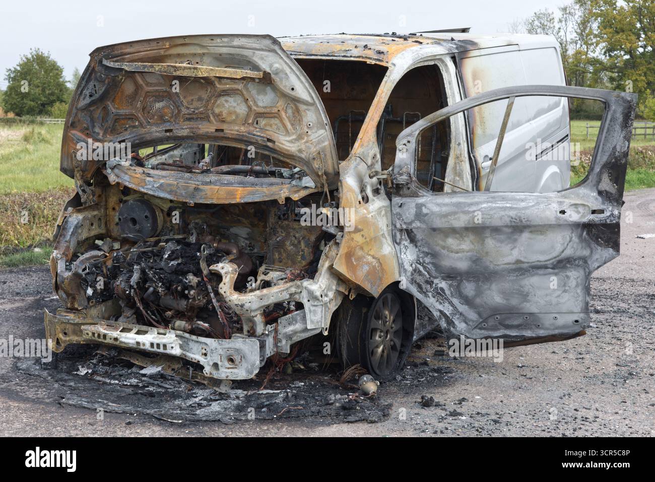 Verbrannter Ford-Transporter, der auf der Straße verlassen wurde Stockfoto