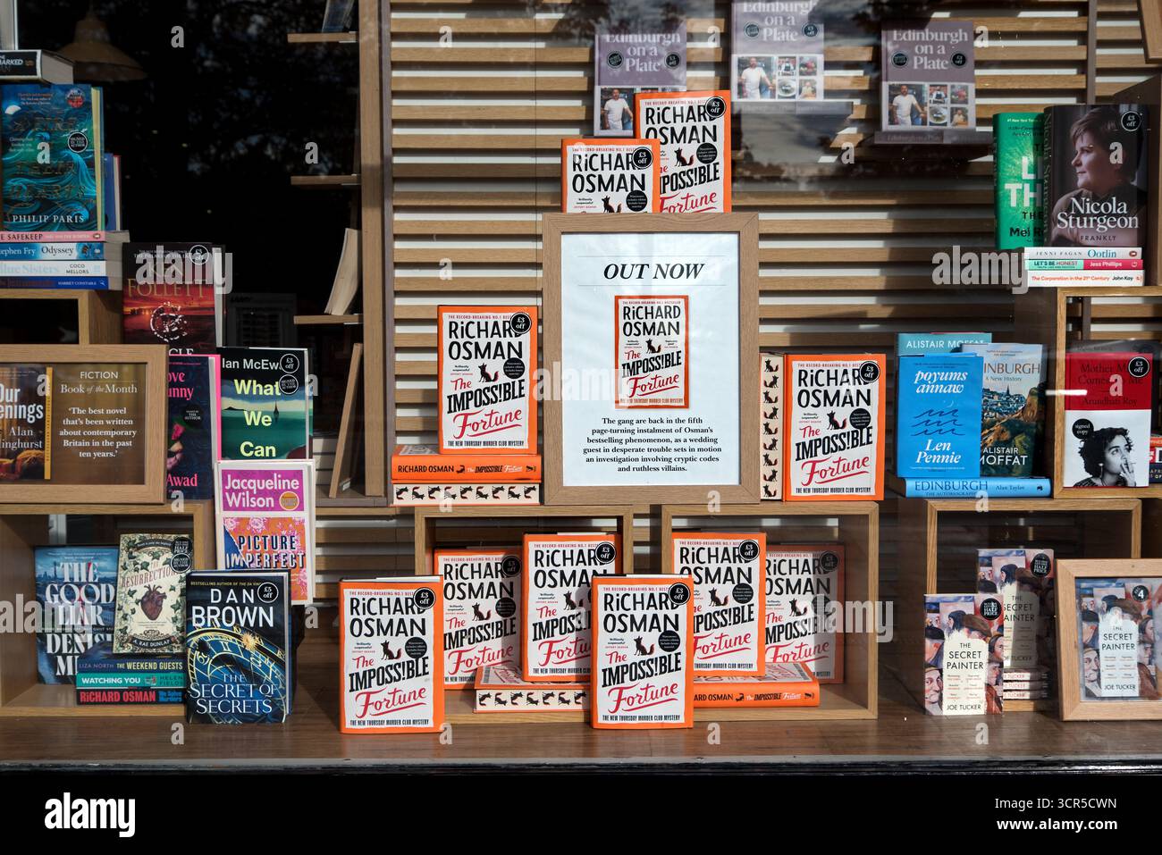 "The Impossible Fortune", das fünfte Donnerstag-Murder-Club-Buch von Richard Osman, das im Fenster von Waterstones in der Princes Street in Edinburgh zu sehen ist. Stockfoto