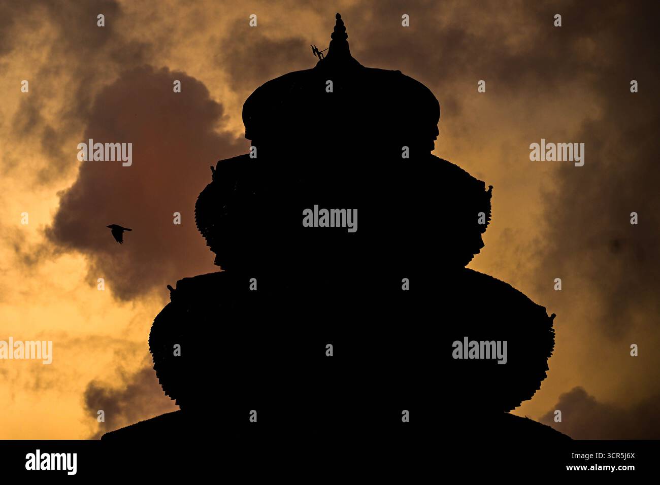 Kathmandu, Nepal. 29. September 2025. Vögel fliegen am historischen Pancha Mukhi Hanuman Tempel in Hanumandhoka am Kathmandu Durbar Platz in der Abenddämmerung vorbei. Foto: Safal Prakash Shrestha Credit: Safal Prakash Shrestha/Alamy Live News Stockfoto