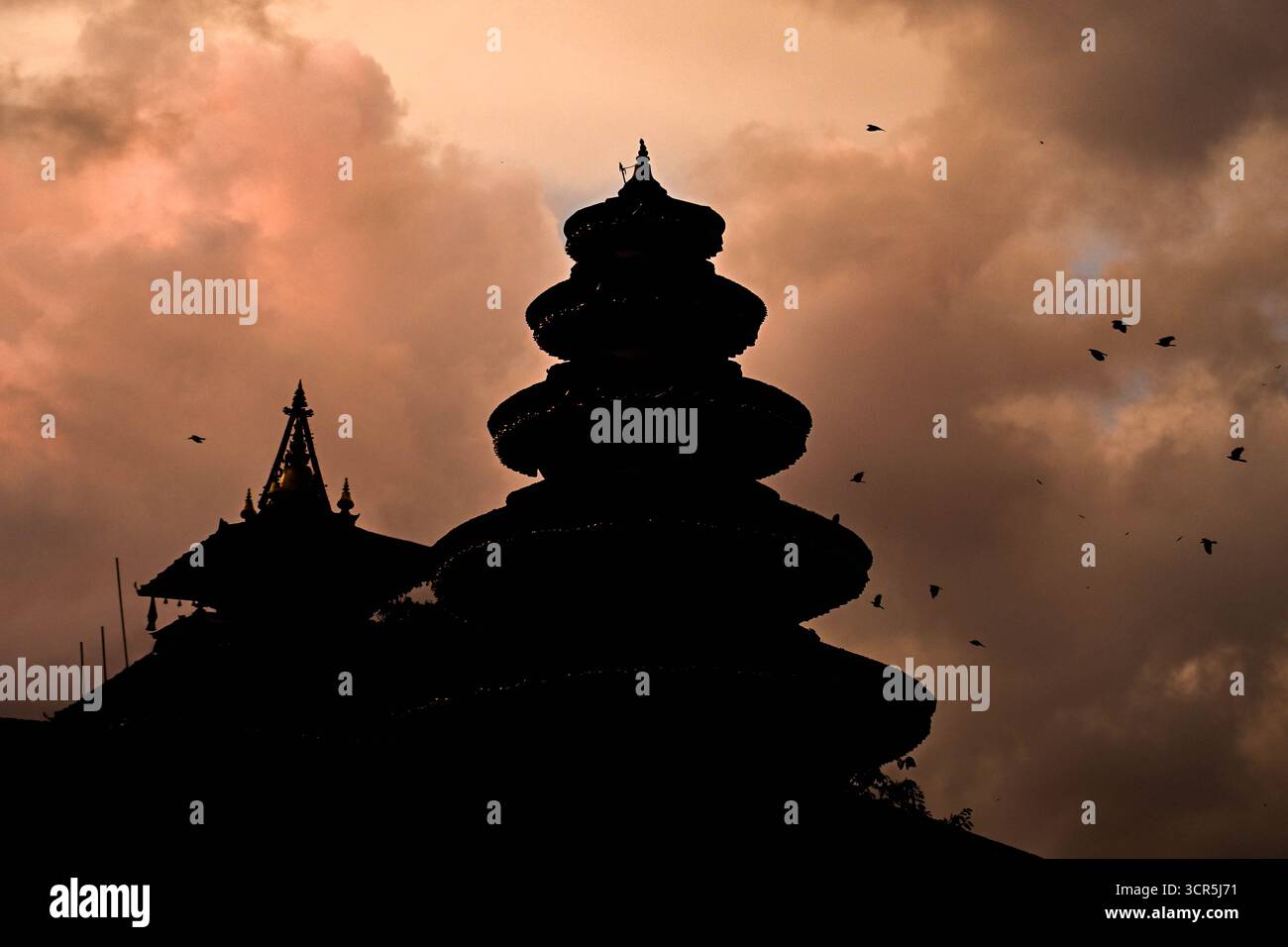 Kathmandu, Nepal. 29. September 2025. Vögel fliegen über dem Pancha Mukhi Hanuman Tempel und dem Taleju Tempel in der Abenddämmerung in Hanumandhoka, Kathmandu Durbar Platz. Foto: Safal Prakash Shrestha Credit: Safal Prakash Shrestha/Alamy Live News Stockfoto