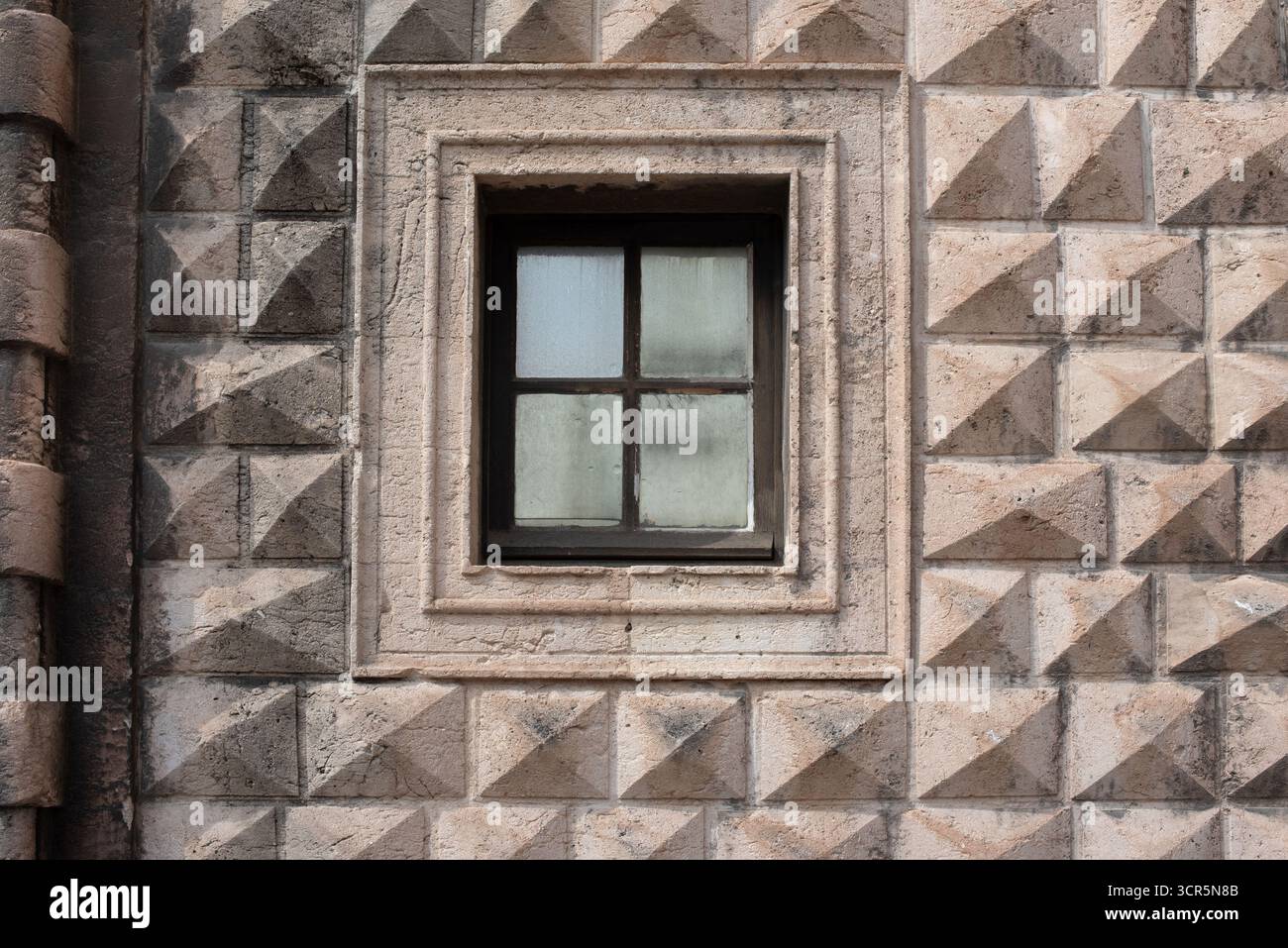 Mittelalterliches Fenster mit diamantförmiger Mauer am La Maison Diamentée, Ende des 16. Jahrhunderts, historisches Haus in der Altstadt von Marseille Frankreich Stockfoto