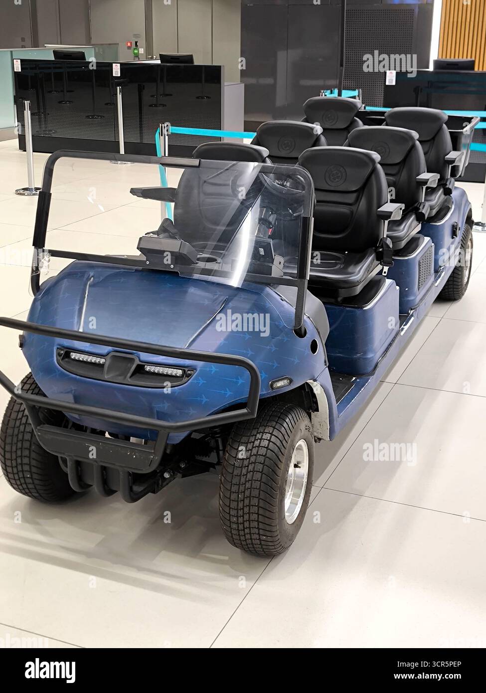 Ein Elektrofahrzeug zur Beförderung von Personen mit eingeschränkter Mobilität oder großen Personengruppen auf dem Flughafen Stockfoto