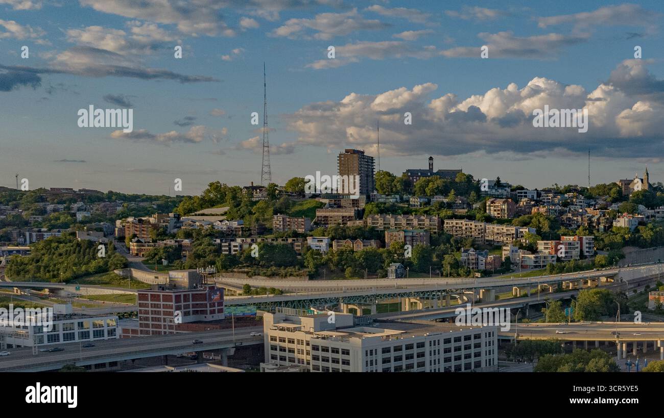 Aus der Vogelperspektive von Cincinnati, wo sich geschichtete Highways durch die urbane Landschaft schlängeln, im Kontrast zur historischen Architektur auf dem Mount Adams., Cincinnati, Ohio, USA. Stockfoto