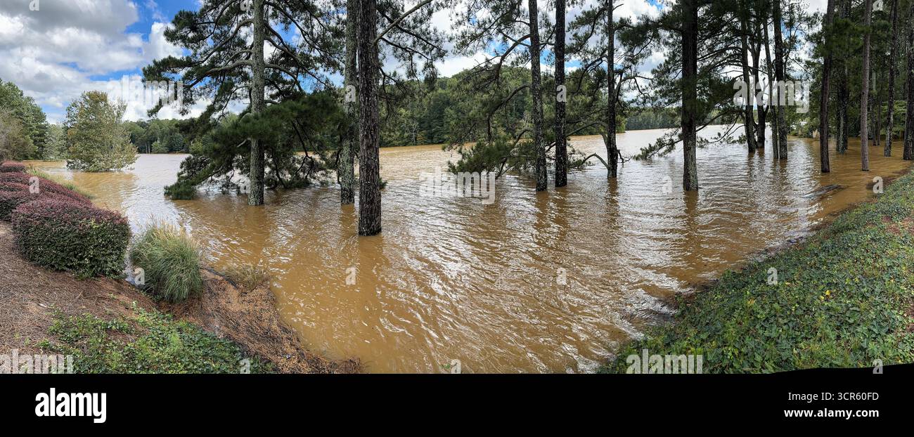 Panoramaaufnahme zeigt den Georgia Lake, der von einer Überschwemmung durch Hurrikan Helene überschwemmt wird. Stockfoto
