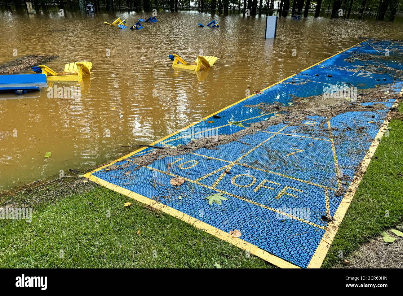 Holzstühle und ein Shuffleboard-Platz werden in einem Erholungsgebiet von Hurrikan Helene Überschwemmungen untergetaucht. Stockfoto