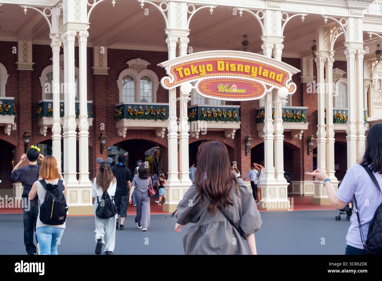 Der Eingangsbereich des Tokyo Disneyland fängt Besucher an, die im berühmten Themenpark in Japan ankommen. Stockfoto