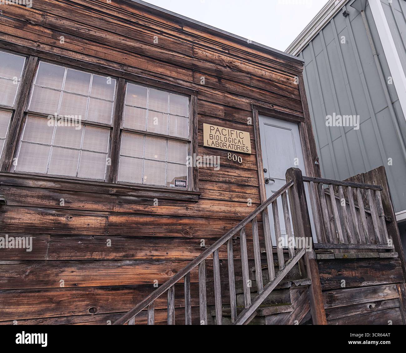 Monterey, KALIFORNIEN, USA – 24. September 2025: Außenansicht der Pacific Biological Laboratories on Cannery Row in Monterey, CA. Das Labor gehörte Ed Ricketts A Stockfoto