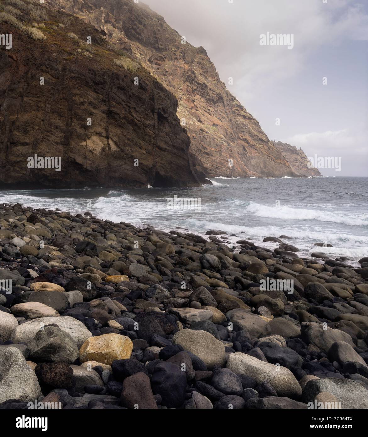 Sanfte Wellen krachen an der zerklüfteten Küste von Tamadite Beach in Anaga und heben die friedliche Schönheit der Natur, Teneriffa, hervor Stockfoto