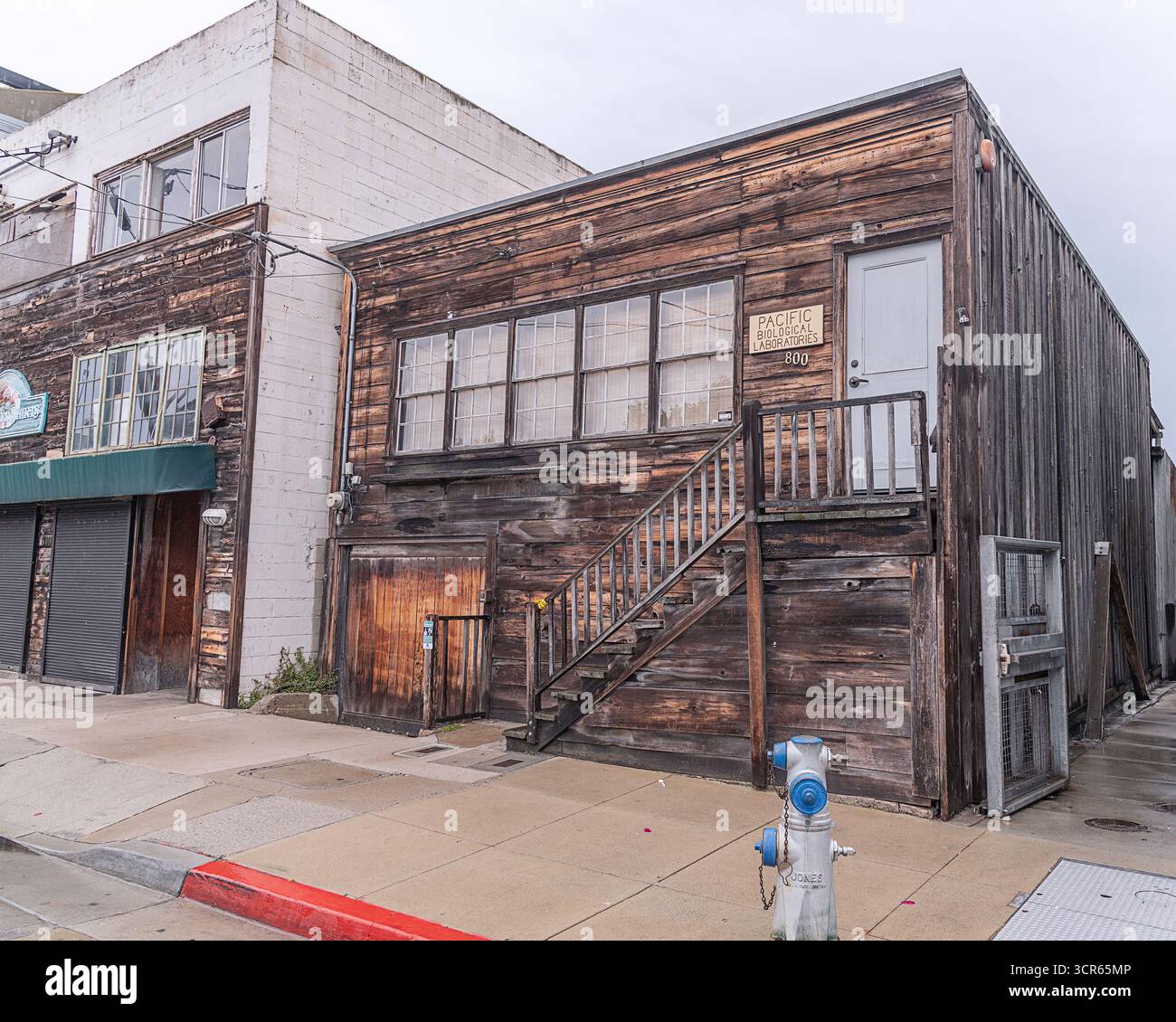 Monterey, KALIFORNIEN, USA – 24. September 2025: Außenansicht der Pacific Biological Laboratories on Cannery Row in Monterey, CA. Das Labor gehörte Ed Ricketts A Stockfoto