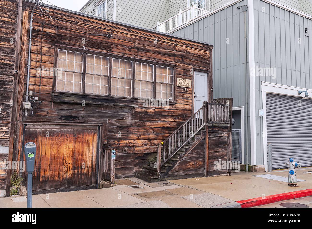 Monterey, KALIFORNIEN, USA – 24. September 2025: Außenansicht der Pacific Biological Laboratories on Cannery Row in Monterey, CA. Das Labor gehörte Ed Ricketts A Stockfoto