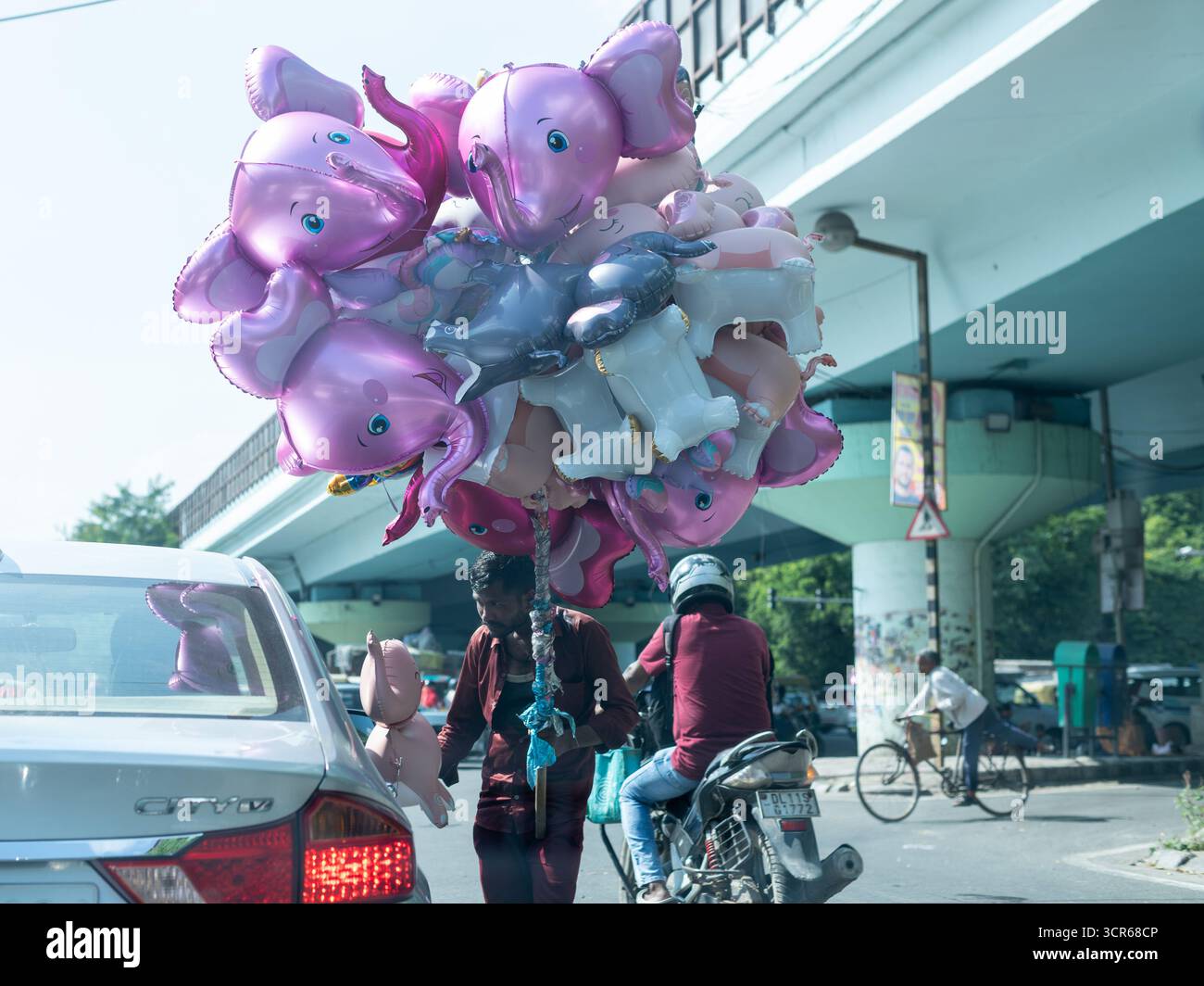 Neu-Delhi, Delhi, Indien. September 2025. Ein Straßenverkäufer stellt aufgeblähte Spielzeuge zum Verkauf an einem belebten Straßenrand in Delhi aus. Trotz verschärfter Vorschriften und schrumpfender öffentlicher Verkaufsstellen sind Tausende von Händlern weiterhin in der gesamten Hauptstadt tätig und verlassen sich auf preisgünstige Waren, um Familien und Pendler anzuziehen. (Kreditbild: © Shubhadeep Mukherjee/ZUMA Press Wire) NUR REDAKTIONELLE VERWENDUNG! Nicht für kommerzielle ZWECKE! Stockfoto