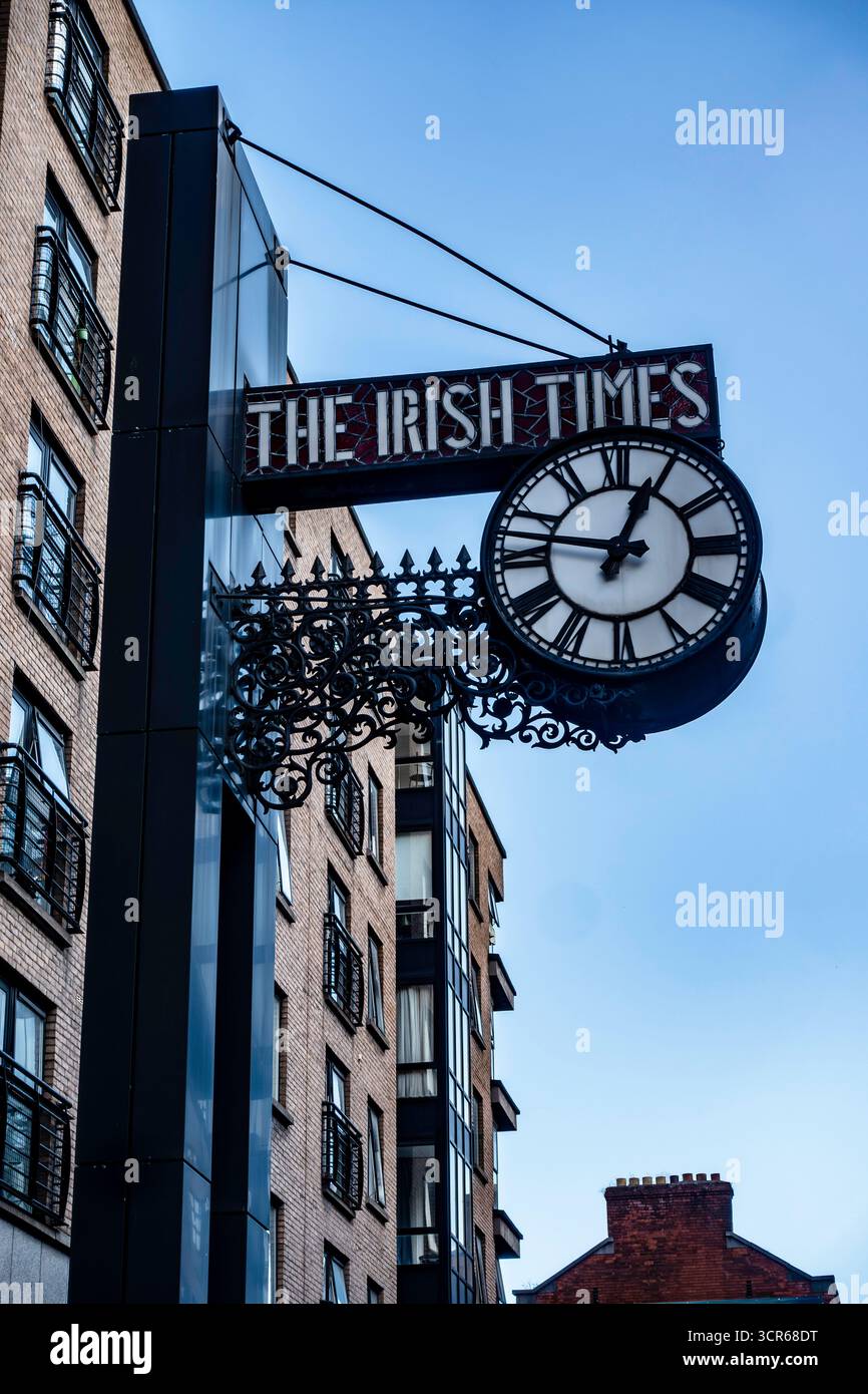 Historische Uhr der Irish Times in der Townsend Street, Dublin. Aus den frühen 1900er Jahren, verlegte sich von der D’Olier Street, nachdem die Zeitungsbüros 2006 verlegt wurden. Stockfoto