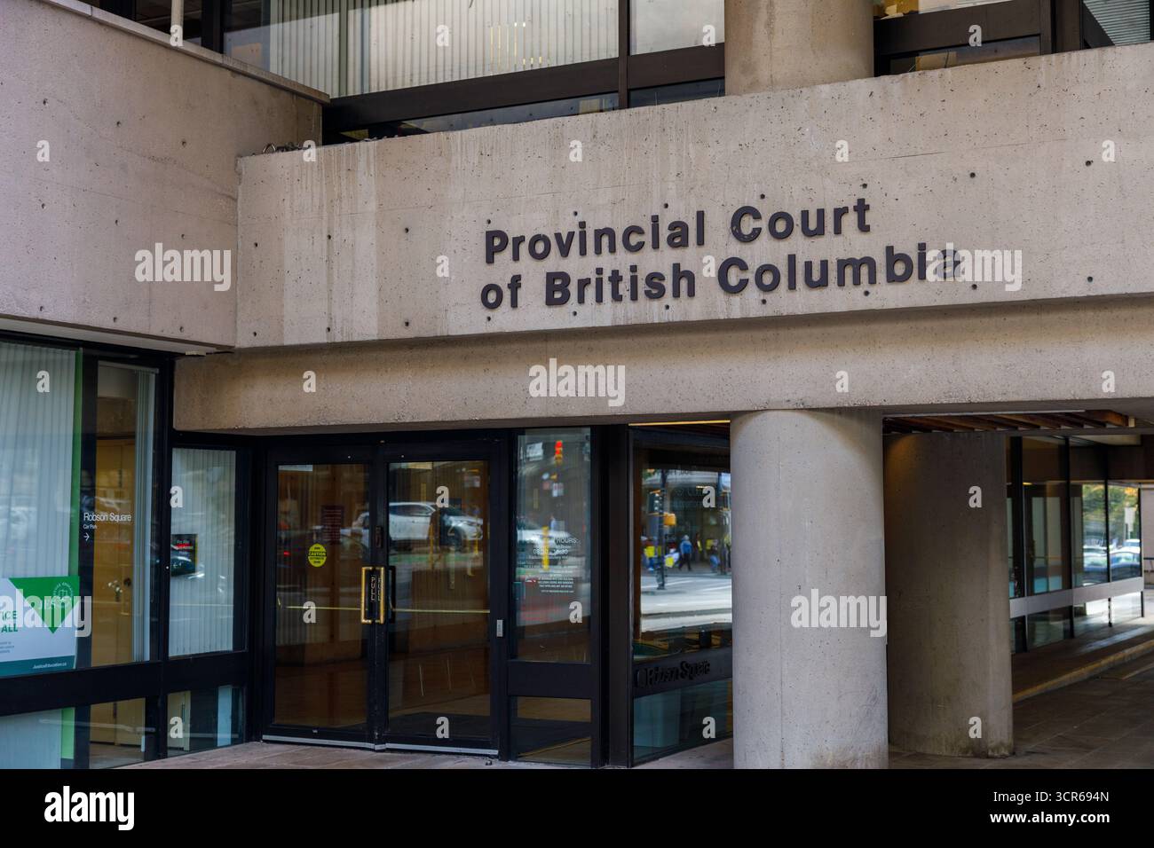 Vancouver, Kanada - 15. September 2025: Außeneingang des Provincial Court of British Columbia in Vancouver Stockfoto