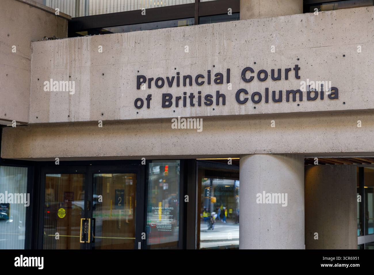 Vancouver, Kanada - 15. September 2025: Außeneingang des Provincial Court of British Columbia in Vancouver Stockfoto