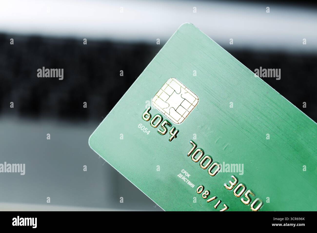 Nahaufnahme der Kreditkarte mit Details und Chip-Technologie vor verschwommenem Hintergrund Stockfoto