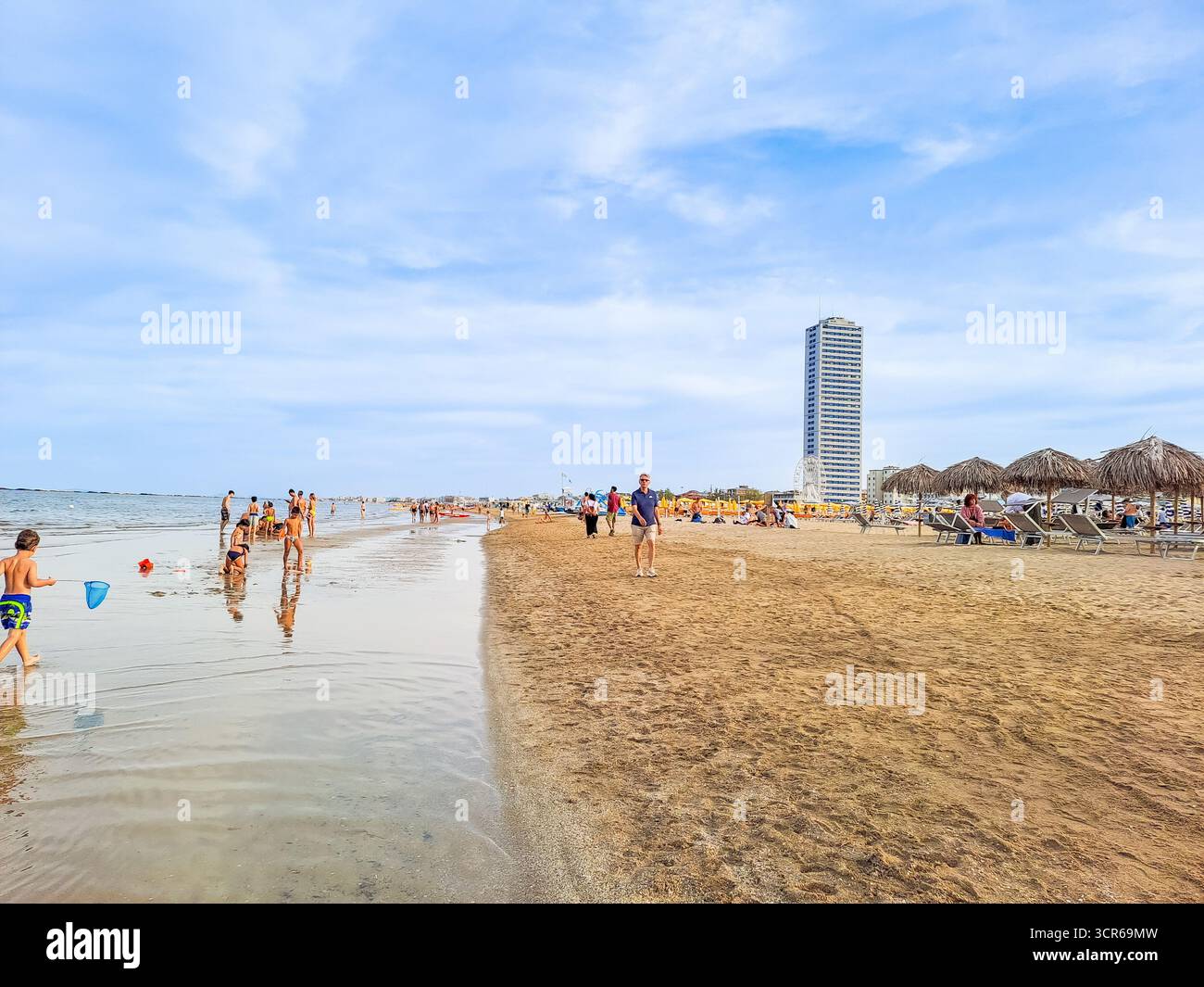 Cesenatico-Italien- 7. September 2025: Die Menschen entspannen im Sommer an der Strandküste. Stockfoto