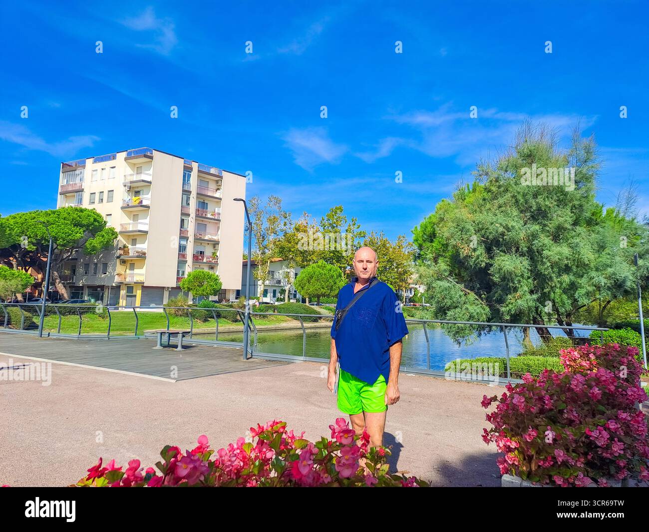 Cesenatico-Italien- 7. September 2025: Die Menschen entspannen im Sommer an der Strandküste. Stockfoto