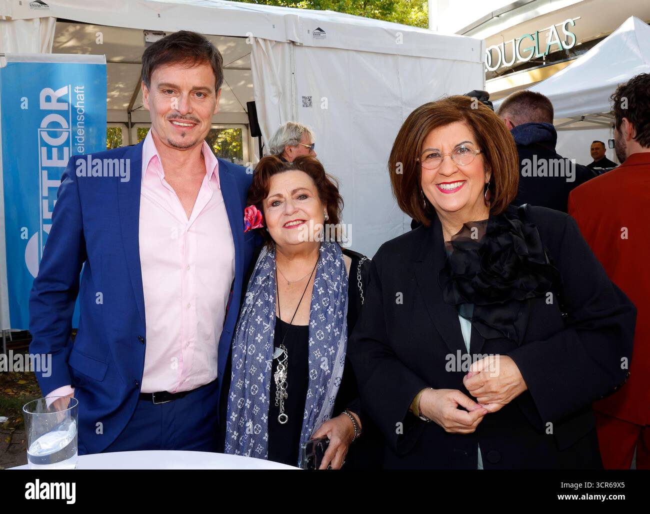 Felix Martin, Daniela Urbschat, Judith Stückler bei der feierlichen Einweihung des Harald-Juhnke-Platzes an der Kreuzung Kurfürstendamm Ecke Uhlandstr. *** Felix Martin, Daniela Urbschat, Judith Stückler bei der Einweihung des Harald-Juhnke-Platzes an der Kreuzung Kurfürstendamm und Uhlandstraße Stockfoto