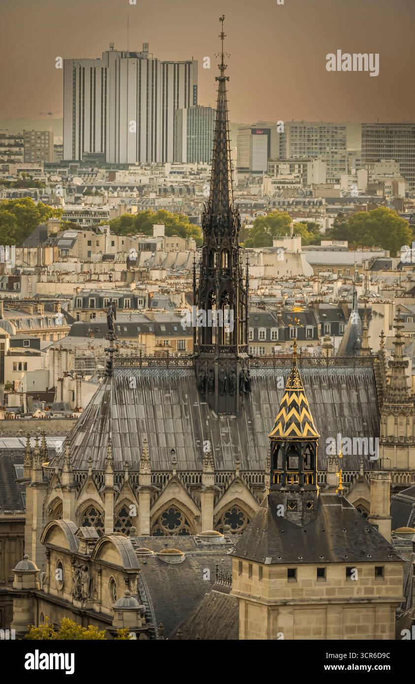Paris, Frankreich - 09 27 2025: Detailansicht des Daches und des Glockenturms der Sainte-Chapelle bei Sonnenuntergang Stockfoto