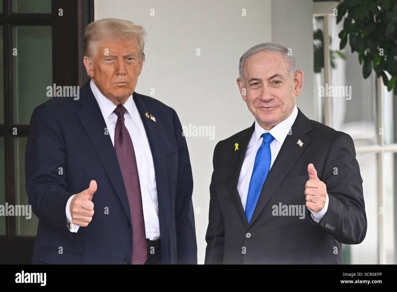 Washington, DC, 29. September 2025. US-Präsident Donald J Trump begrüßt am 29. September 2025 den Premierminister des Staates Israel Benjamin Netanjahu am nördlichen Eingang des Weißen Hauses in Washington, DC. Quelle: Mattie Neretin/CNP/dpa/Alamy Live News Stockfoto