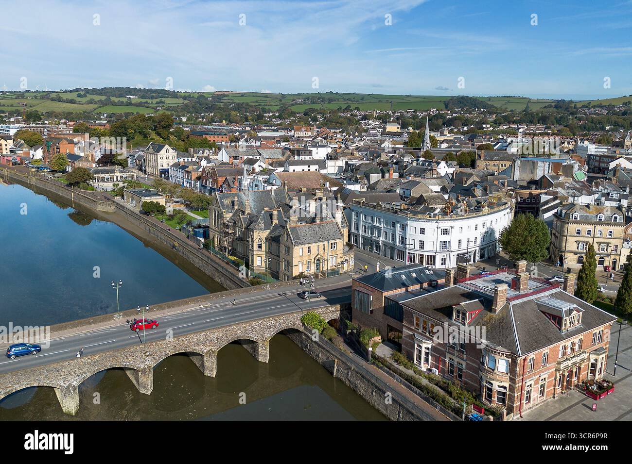 Allgemeine Ansicht von Barnstaple in North Devon aus der Luft mit dem Uhrenturm und dem Museum von barnstaple & North Devon. Stockfoto