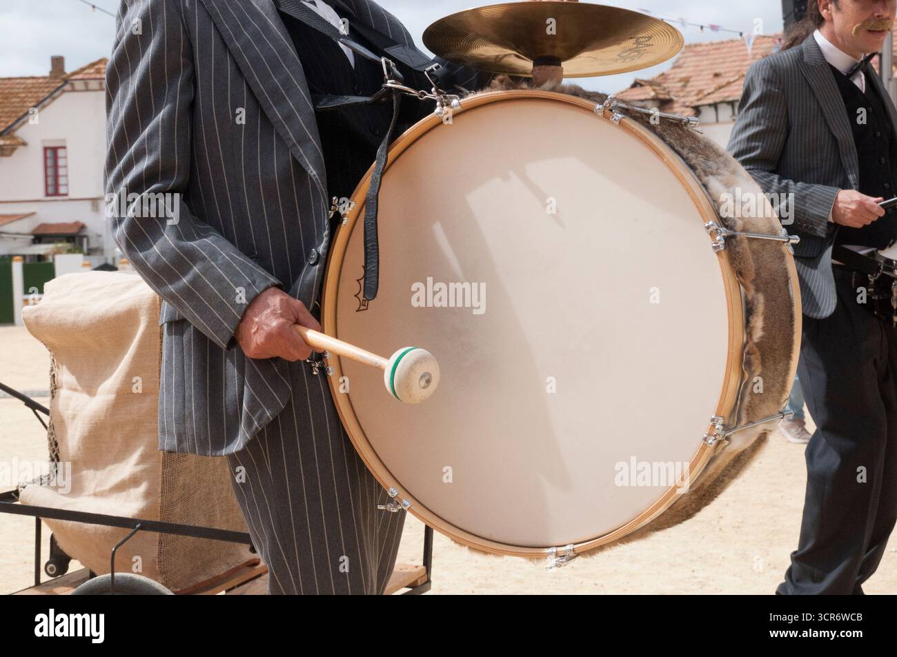 Musikgruppe, die sich durch die Kleidung englischer Bürger von 1900 während ihrer Zeit des englischen Vermächtnisses in der Arbeiterviertel auszeichnet Stockfoto
