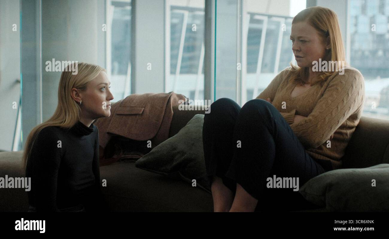All her Fault (2025-) TV-Miniserie von Megan Gallagher mit Dakota Fanning als Jenny und Sarah Snook als Marissa, deren Sohn während eines Spieltags verschwindet und einen Wirbelwind von Geheimnissen und Misstrauen in einer wohlhabenden Gemeinschaft entzündet. Werbung noch ab Staffel 1 NUR FÜR REDAKTIONELLE ZWECKE. Quelle: BFA/Peacock Stockfoto
