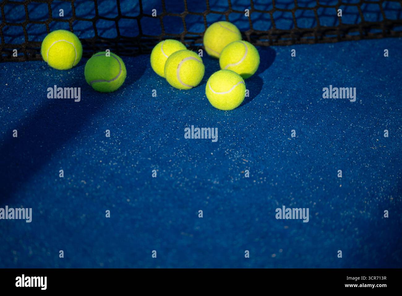 Gelbe Tennisbälle auf einem blauen Platz das Konzept eines Sporthintergrunds Stockfoto