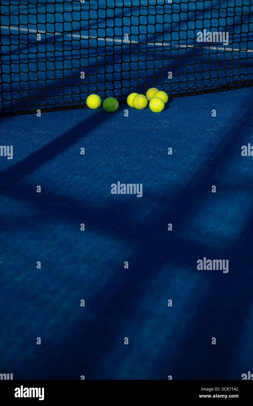 Ein minimalistischer Padel Court mit einem langen Schatten das Konzept eines grafischen Designs Stockfoto