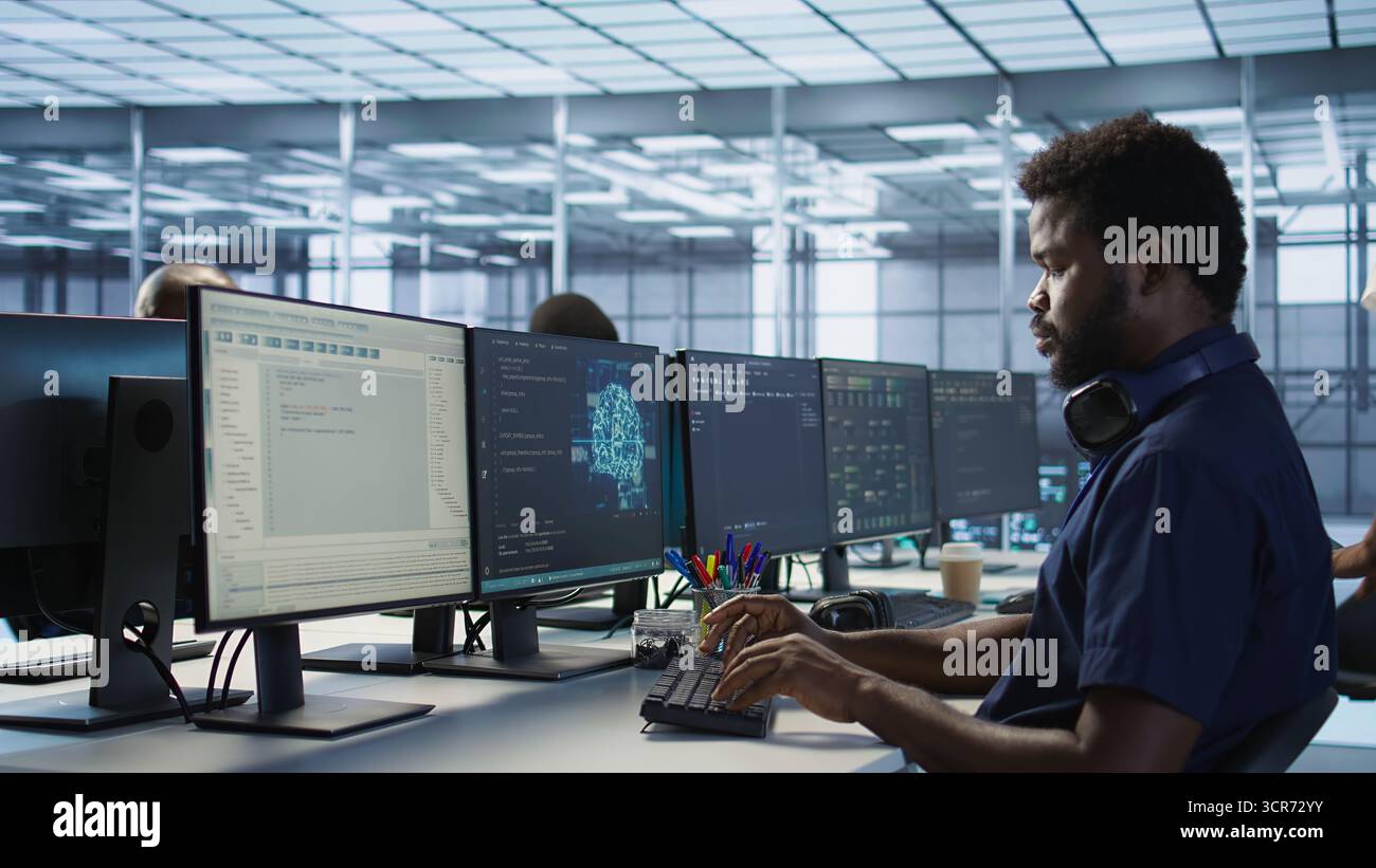 Frau, die Programmierer von Rechenzentren bei der Lösung von Aufgaben unterstützt und die Netzwerkinfrastruktur des Unternehmens aufrechterhält. Der Vorgesetzte im Serverraum hilft dem Mitarbeiter dabei, eine optimale Systemleistung zu gewährleisten Stockfoto