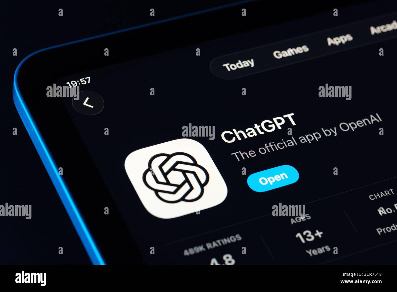 ChatGPT Suchergebnis im iPad App Store mit Apple Liquid Glass Design in iOS 26, moderne, durchscheinende Benutzeroberfläche. Stafford, Vereinigtes Königreich, 29. September 2025 Stockfoto