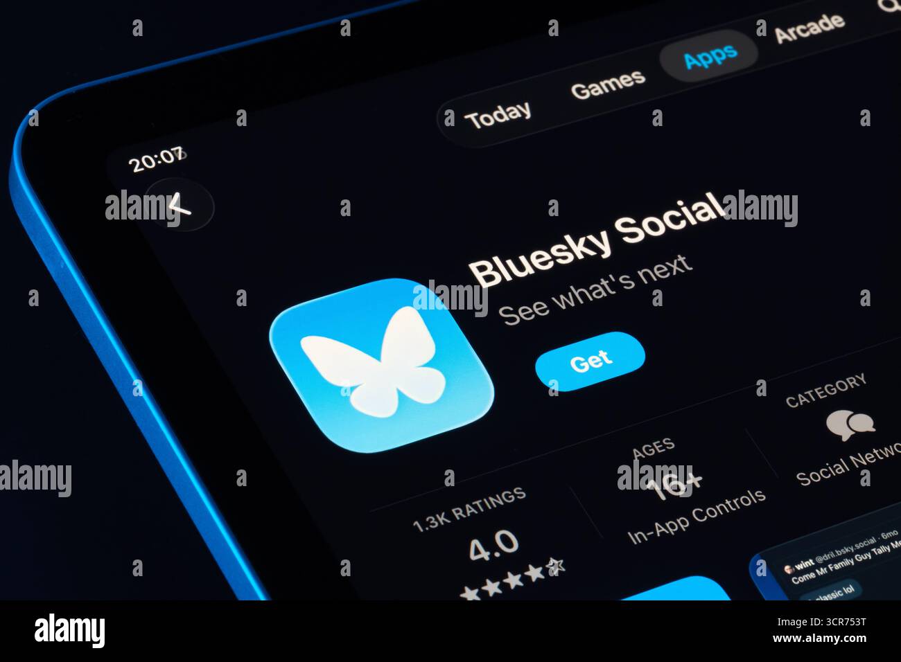 BlueSky Social Listing auf dem iPad, Apple Liquid Glass Look in iOS 26 hebt die aktualisierte Benutzeroberfläche und Typografie hervor. Stafford, Großbritannien, September Stockfoto