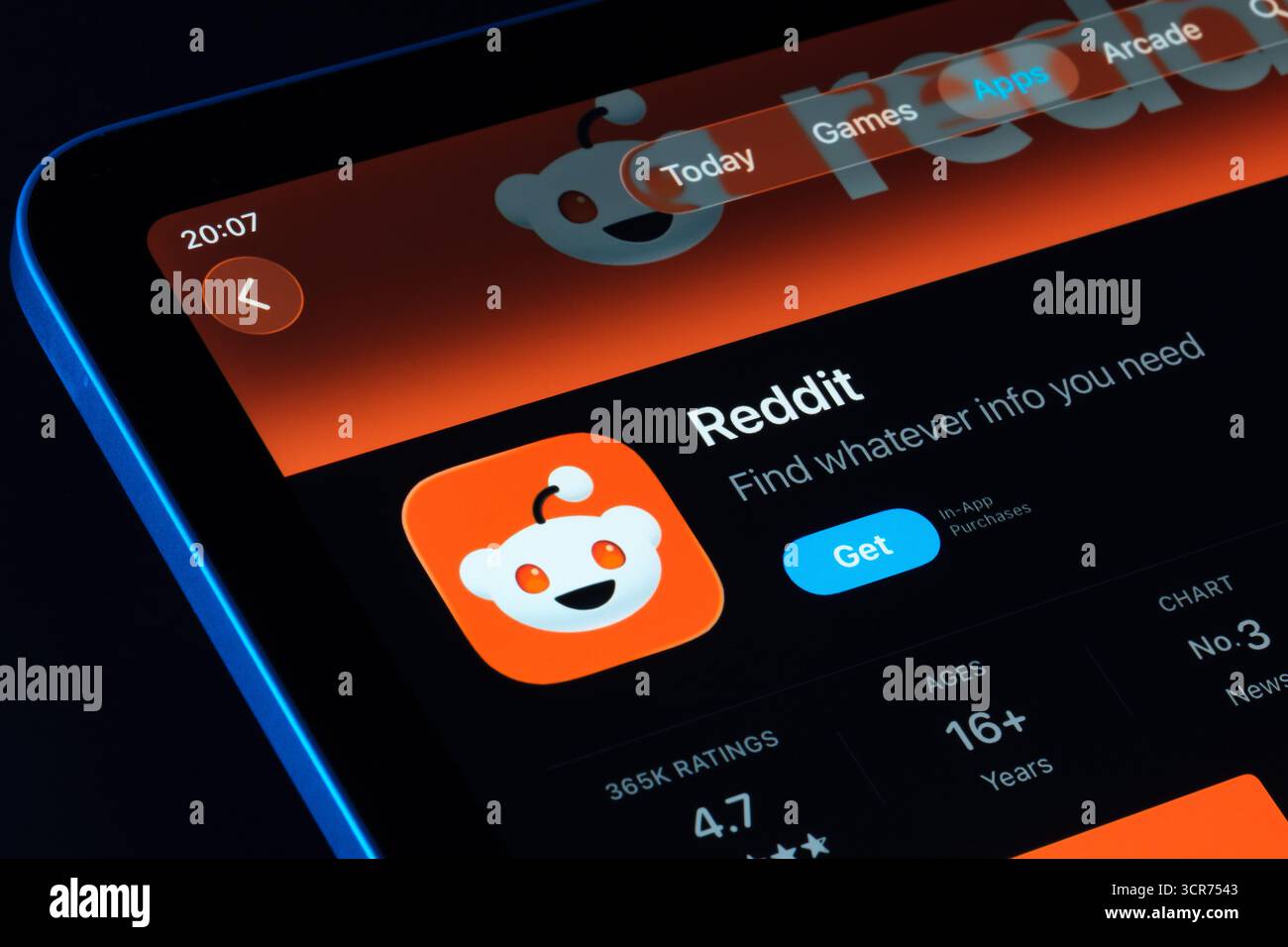 Reddit Produktbildschirm auf dem iPad, Apple Liquid Glass Design unter iOS 26 mit aktualisiertem Symbol und Bewertungen. Stafford, Vereinigtes Königreich, 29. September 2025. Stockfoto