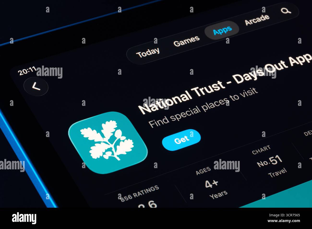 National Trust Produktbildschirm auf dem iPad, Apple Liquid Glass Design unter iOS 26 mit aktualisiertem Symbol und Bewertungen. Stafford, Vereinigtes Königreich, 29. September 2 Stockfoto