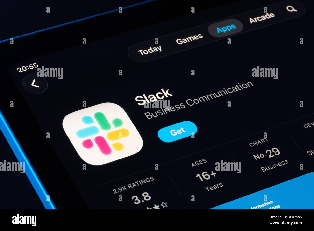 Slack im iPad App Store, Apple Liquid Glass im iOS 26-Stil mit neuen abgerundeten Glasplatten. Stafford, Vereinigtes Königreich, 29. September 2025. Stockfoto
