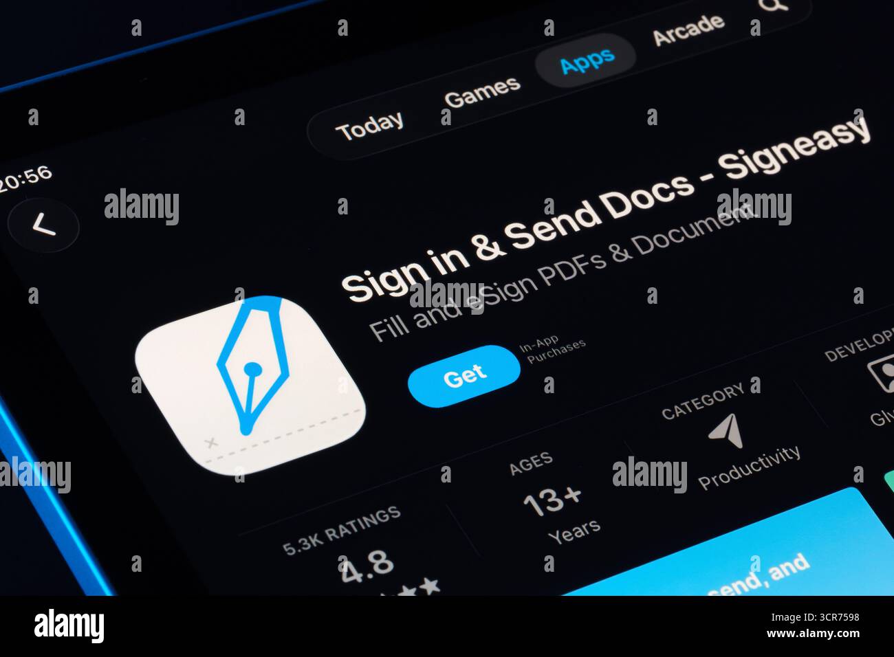 Signieren Scannen Sie Dokumente SignEasy im iPad App Store mit Apple Liquid Glass Design in iOS 26, aktualisierter Benutzeroberfläche und Symbol abgebildet. Stafford, Vereinigtes Königreich, Sep Stockfoto