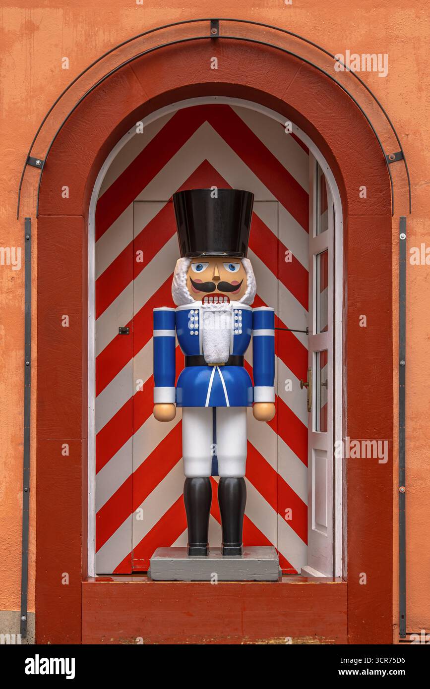 Lifesized Nussknacker Puppe, auch bekannt als Christmas Nussknacker. In der deutschen Tradition sind die Puppen Symbole des Glücks und erschrecken bösartige Sp Stockfoto