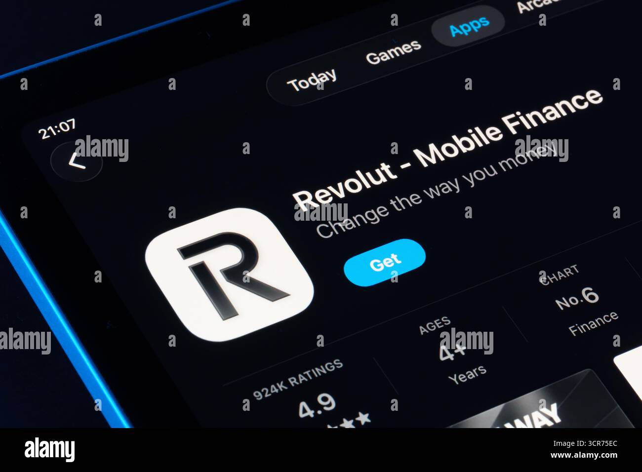 Revolut Mobile Finance wurde im iPad App Store im Apple Liquid Glass-Stil in iOS 26 mit neuen abgerundeten Glasplatten angesehen. Stafford, Großbritannien, September Stockfoto