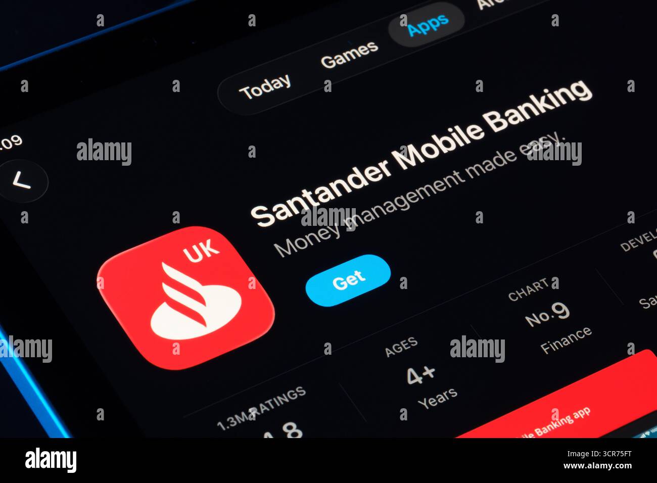 Santander Mobile Banking im iPad App Store im Apple Liquid Glass-Stil in iOS 26 mit neuen abgerundeten Glasplatten. Stafford, Vereinigtes Königreich, Septem Stockfoto