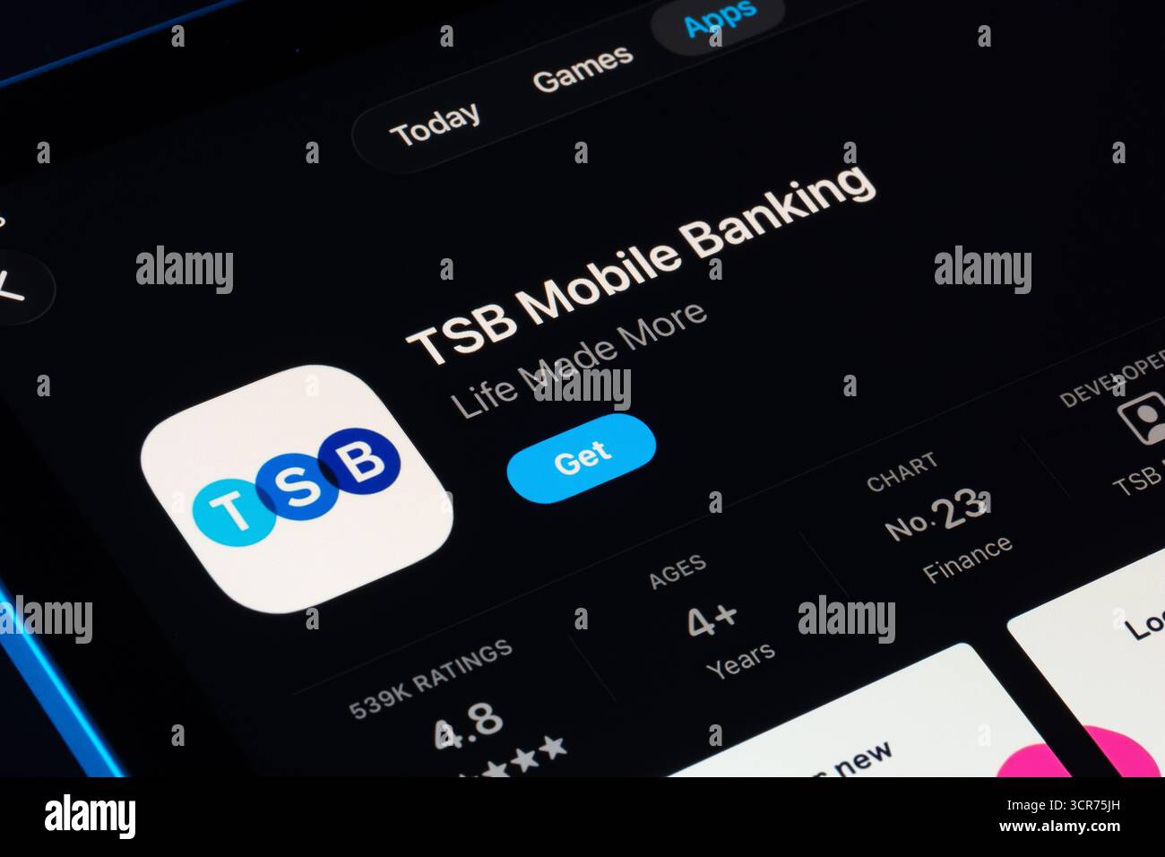 TSB Mobile Banking App-Seite im App Store für iPad, Apple Liquid Glass Design in iOS 26 mit dunklem Modus. Stafford, Vereinigtes Königreich, 2. September Stockfoto